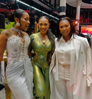 Sonia Mbele Instagram - @connie_ferguson Miss Connie I know we have our random talks…but there was NOTHING RANDOM about our discussing the 3rd Season of #kingsofjoburg it is scary good…and after binge watching tonight I’m like whatt 😳 you did it my sister, and I’m sure your Guardian Angel is looking on with pride 👏🏽 @clintonthebrink I thought I knew you…from playing friends and roomies on generations to this df!!!
#bravo 
#welldone 
#kingsofjoburg 
#netflix 
#gamechanger 
#bingewatch
