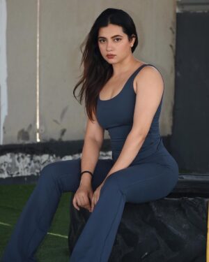 Sonia Verma Instagram - Running late is my cardio🤪👊