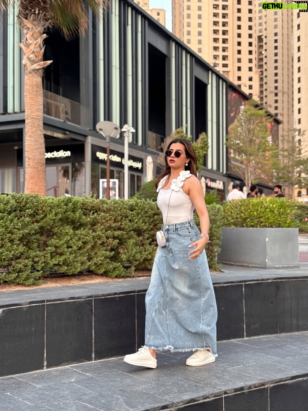 Sonia Verma - 14.3K Likes - Last wali photo ch sirra laya 🤣🫶🏻 
#dubai🇦🇪 #dubaimarina❤️❤️❤️