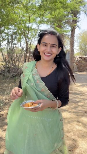 Soniya Meena Instagram - कचोरी kha lo 🤤#reelsinstagram #trendingreels #reels #foryou #foryoupage #reelsindia #reelsvideo #viralreels #trending #viral #bmw
