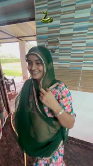 Soniya Meena Instagram - 🐍 saanp as gya😳 #reelsinstagram #trendingreels #reels #foryou #foryoupage #reelsindia #reelsvideo #viralreels #trending #viral #bmw