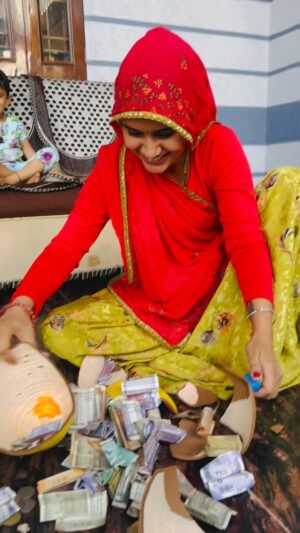 Soniya Meena Instagram - बताओं गुल्लक से कितने पैसे निकले😂 #reelsinstagram #trendingreels #reels #foryou #foryoupage #reelsindia #reelsvideo #viralreels #trending #viral #bmw