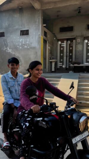 Soniya Meena Instagram - Bhai😎#reelsinstagram #trendingreels #reels #foryou #foryoupage #reelsindia #reelsvideo #viralreels #trending #viral #réel #reels #reelitfeelit #reebok #reeltrend #reelkrofeelkro #reelslovers #reencuentro #reelsforyou