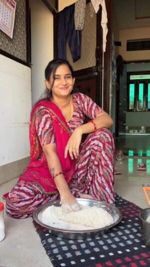 Soniya Meena Instagram - Sahi h na 🙏 #reelsinstagram #trendingreels #reels #foryou #foryoupage #reelsindia #reelsvideo #viralreels #trending #viral #bmw