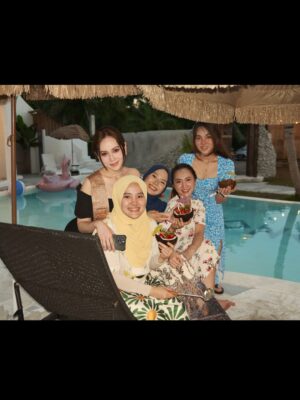 Sophia Albarakbah Instagram - So blessed to have them 🥰.