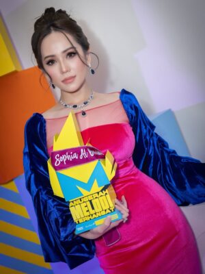 Sophia Albarakbah Instagram - 🌸Anugerah feminin terhangat🌸Alhamdulillah. Thank you so much for this award. To all my supporters especially @sophiaalbarakbah.fc @sophiaalbarakbah.fc_sg , this award is for you. I wouldn’t have been here without your love and support. I’m more than thankful and grateful for all the love given. This feels like a hug from those who believed in me even when i wasn’t sure of myself . I love you all
Outfit @azzimaziz_ 
Makeup @makeupbydeqsha
Styled by @danishxqeem_ 
Hair @shasya_balqisya