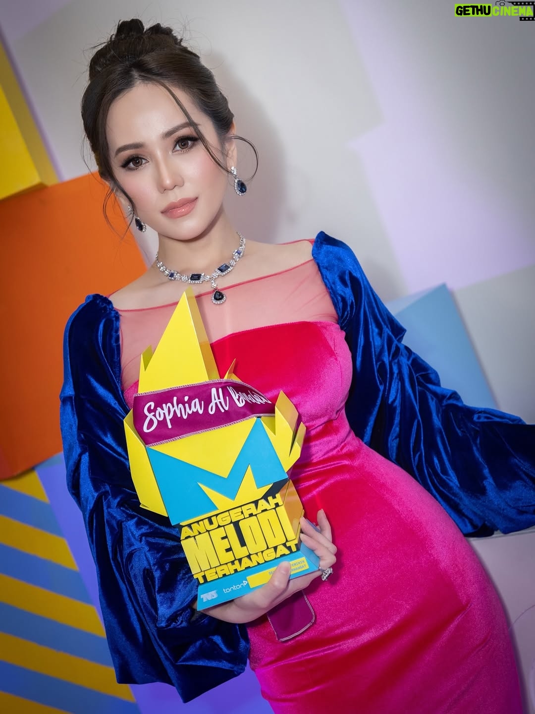 Sophia Albarakbah - 17.9K Likes - 🌸Anugerah feminin terhangat🌸Alhamdulillah. Thank you so much for this award. To all my supporters especially @sophiaalbarakbah.fc @sophiaalbarakbah.fc_sg , this award is for you. I wouldn’t have been here without your love and support. I’m more than thankful and grateful for all the love given. This feels like a hug from those who believed in me even when i wasn’t sure of myself . I love you all
Outfit @azzimaziz_ 
Makeup @makeupbydeqsha
Styled by @danishxqeem_ 
Hair @shasya_balqisya