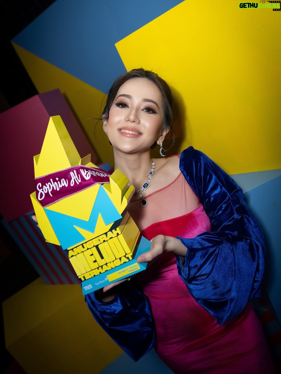 Sophia Albarakbah - 17.9K Likes - 🌸Anugerah feminin terhangat🌸Alhamdulillah. Thank you so much for this award. To all my supporters especially @sophiaalbarakbah.fc @sophiaalbarakbah.fc_sg , this award is for you. I wouldn’t have been here without your love and support. I’m more than thankful and grateful for all the love given. This feels like a hug from those who believed in me even when i wasn’t sure of myself . I love you all
Outfit @azzimaziz_ 
Makeup @makeupbydeqsha
Styled by @danishxqeem_ 
Hair @shasya_balqisya