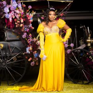 Sophie Ndaba Instagram - Her Majesty the "King Sophie", has the pleasure of sharing her weekend moments for an invitation honoured in celebration of the #netflixsa @bridgertonnetflix
#bridgertonseason3 premiere👑
Thank you to her Royal glam fam for always uderstanding the Royal Brief...👑
👗@otiz_seflo
💄👑 @mm_exotic_salon
📸@mfana_ka_maluleke