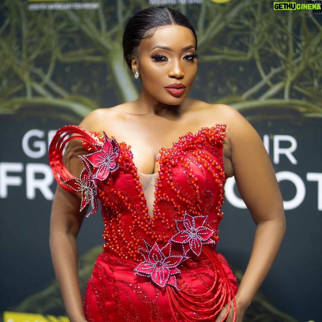 Sophie Ndaba - 13.7K Likes - About Last Night🥂

 We celeberated the Creme DeLaCreme of the Television Soapie Talent! Thanks to the @royaltysoapieawards our industry Talent is recognised.
 Cheers to all the Winners!🥂

My fab 👗 by @otiz_seflo
My all round glam💄👑 by @mm_exotic_salon
