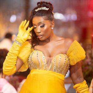 Sophie Ndaba Instagram - Her Majesty the "King Sophie", has the pleasure of sharing her weekend moments for an invitation honoured in celebration of the #netflixsa @bridgertonnetflix
#bridgertonseason3 premiere👑
Thank you to her Royal glam fam for always uderstanding the Royal Brief...👑
👗@otiz_seflo
💄👑 @mm_exotic_salon
📸@mfana_ka_maluleke