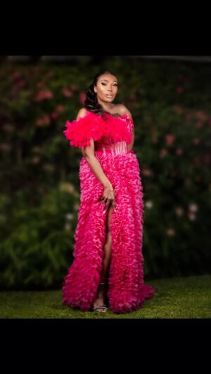 Sophie Ndaba Instagram - Happy Blessed Sunday Angels🤍
Ke Dezember boss😅
Last week this time we were prepping to not only celebrate the legacy of my great late friend @mbokazizanele and 17 years of @sabccrownawards, we celebrated the industry that gives our Lord God the glory through music that honors him.
We smiled cried danced with our Minister of sports arts n culture @gaytonmckenzie
What an honor to celebrate the evening together with such greatness!🙌💃 God is in this story!
#thelegacycontinues
#godsfavouritedaughter
👗@newromantics
👑@pat_beauty_palace