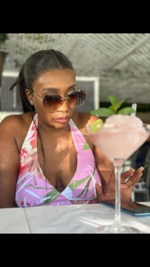 Sophie Ndaba Instagram - Bathong, We had so much fun 😅🤣
Bona, life is to be lived as u please. Worry not about those who make it their mission to monitor u n say the worst about u😅 kannete batlaba strong💪 because rona we get flowers while on earth n love our sisterhood. Just Do U honey💞🤌💃 God is in this story of Love because he is Love💓
These gals give me motivation!🎵
Thank you @realgalaletsang
@bellagio_sa for a great brunch💫 #seafood was😍
valdo
@flowers_bygrantdonson
#livelife
#sisterhood
#selflove
#godsfavouritedaughter