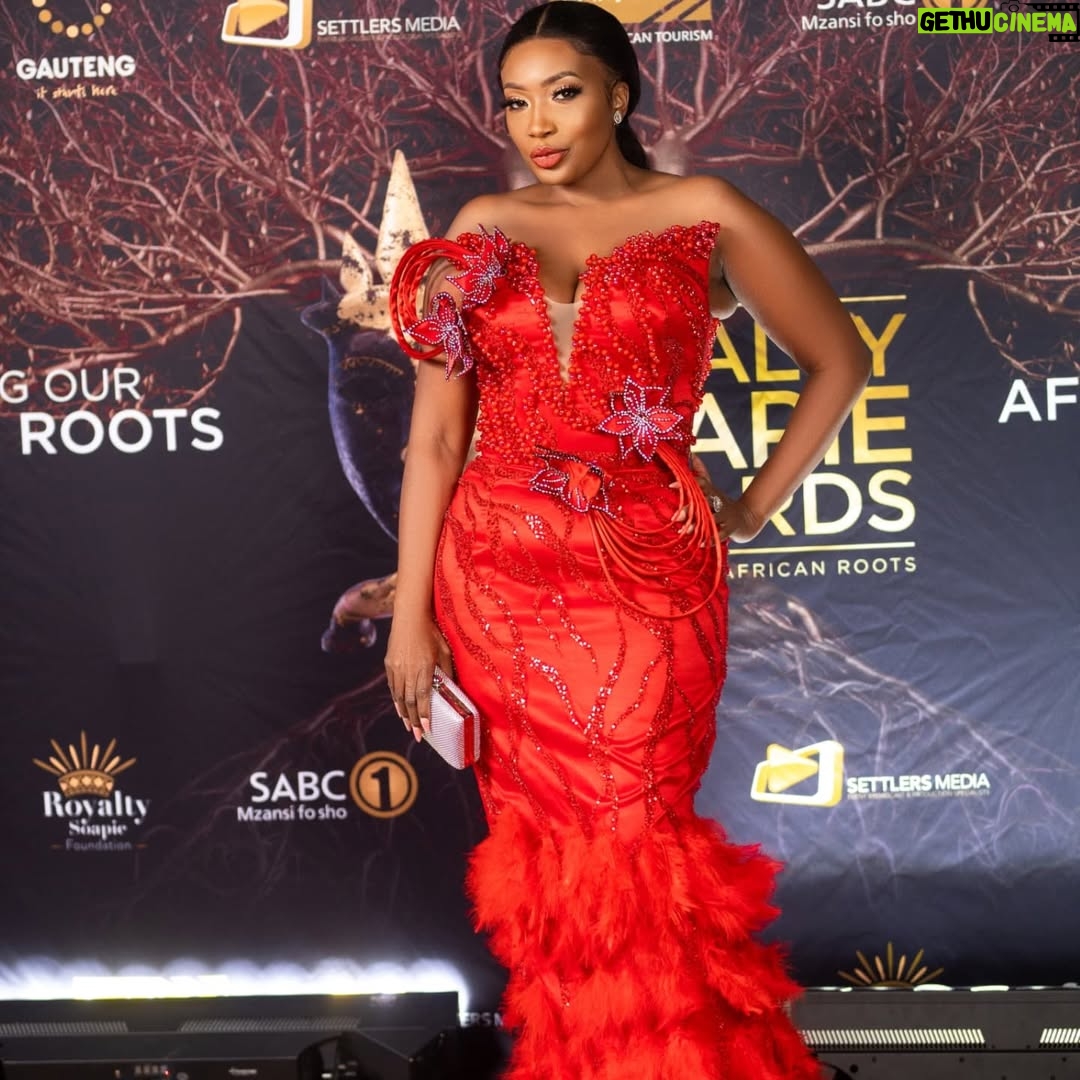 Sophie Ndaba - 13.7K Likes - About Last Night🥂

 We celeberated the Creme DeLaCreme of the Television Soapie Talent! Thanks to the @royaltysoapieawards our industry Talent is recognised.
 Cheers to all the Winners!🥂

My fab 👗 by @otiz_seflo
My all round glam💄👑 by @mm_exotic_salon