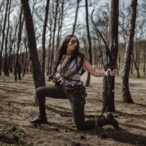 Souhir Ben Amara Instagram - Une âme guerrière est maîtresse du corps qu'elle anime.
Photo @hamdi_van_buuren
Accessoires @articool.store
Armes/costume @houcem_benamara