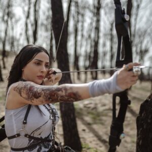 Souhir Ben Amara Instagram - Une âme guerrière est maîtresse du corps qu'elle anime.
Photo @hamdi_van_buuren
Accessoires @articool.store
Armes/costume @houcem_benamara
