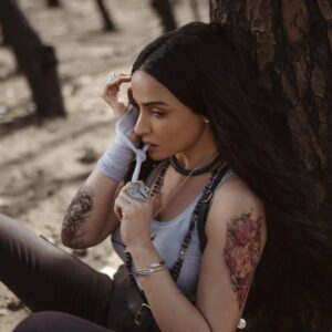Souhir Ben Amara Instagram - Une âme guerrière est maîtresse du corps qu'elle anime.
Photo @hamdi_van_buuren
Accessoires @articool.store
Armes/costume @houcem_benamara