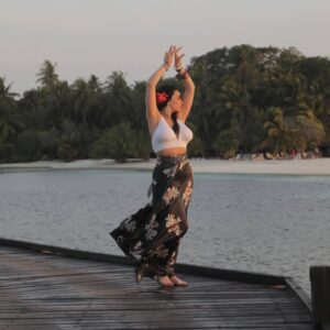 Souhir Ben Amara Instagram - Moi je vis d'amour et de rire #maldivessunset
@htltravel
By @khalilbensira