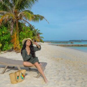 Souhir Ben Amara Instagram - فاحمل بلادك أنّى ذهبتَ وكُنْ نرجسيّاً إذا لزم الأمرُ.
#tunisianvibes #maldivestrip
Photo @khalilbensira
Collaboration @htltravel