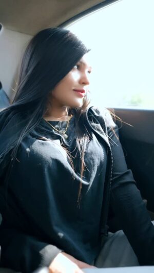Srish Shukla Instagram - But Safar Chaiš ke bina nahi kat saktaāļøš¤©
#sriiishh #srishshukla #trendingreels #trending