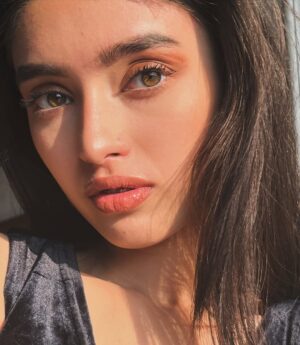 Srishte Kalia Instagram - हम मानते हैं के 
इन आँखों का आशिक बहुत है ,
तुम मानो ना मानो!
पर ये आँखे आशिक बस तुम्हारी है l 
 🖤✨
 :- सृष्टि

#thegirlfromhimachal 
#instagram #instapost #selfportrait #modelshoot #explorepage #fyp #foryoupage