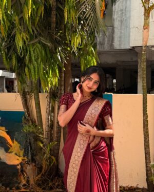 Srushti Ambavale Instagram - Romanticising my life w bindis and
jhumkas 🤎🥁🌙
Outfit: @designertanu_
#instagood #instagram #photooftheday #photography #explore #foryou #wedding