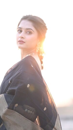 Srushti Ambavale Instagram - Tujhko pirolu sajan 🖤🌙 

Mua : @nikita_makeover25_ 
📸 : @vm_photography_30 
Hair : @rituka_makeup_artist 

#reels #reelitfeelit #instagood #instagram #foryou #viral