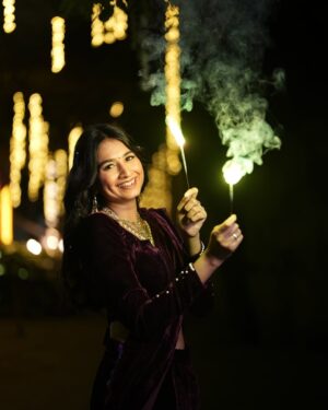 Srushti Ambavale Instagram - Dilwalon ki diwali 🪔❤️ diwali ki शुभकामनाये 🧨
MUA : @vaishnavi_auti_makeover
OUTFIT: @designertanu_
Click : @stories_by_sourabh143
Jwellery: @vishnusha_jewellery
#diwali #festival #photooftheday #photography #explore #cute