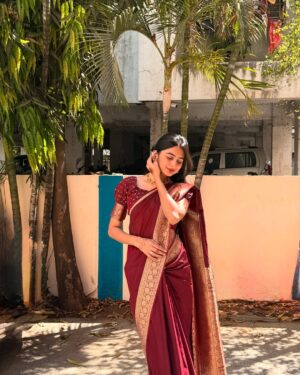 Srushti Ambavale Instagram - Romanticising my life w bindis and
jhumkas 🤎🥁🌙
Outfit: @designertanu_
#instagood #instagram #photooftheday #photography #explore #foryou #wedding
