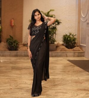 Srushti Ambavale Instagram - Aise naino ki baaton mai koi kyu na aaye 🖤
📸 : @cinevows.in
#srushtiambavale #photooftheday #photography #love #explore #instagram #instagood #foryou #pune #mumbai