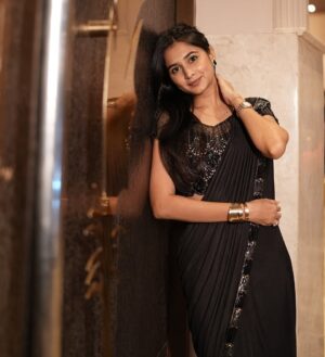 Srushti Ambavale Instagram - Aise naino ki baaton mai koi kyu na aaye 🖤
📸 : @cinevows.in
#srushtiambavale #photooftheday #photography #love #explore #instagram #instagood #foryou #pune #mumbai
