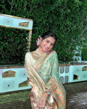 Srushti Ambavale Instagram - Be the dil par haath Rakh kar “haaye” to my look 🤍🪞✨🪬