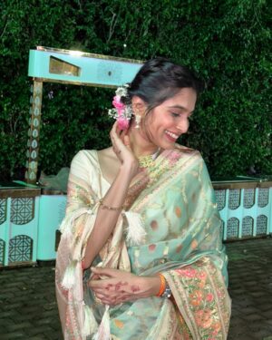 Srushti Ambavale Instagram - Be the dil par haath Rakh kar “haaye” to my look 🤍🪞✨🪬