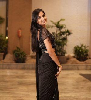 Srushti Ambavale Instagram - Aise naino ki baaton mai koi kyu na aaye 🖤
📸 : @cinevows.in
#srushtiambavale #photooftheday #photography #love #explore #instagram #instagood #foryou #pune #mumbai