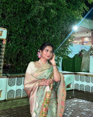 Srushti Ambavale Instagram - Be the dil par haath Rakh kar “haaye” to my look 🤍🪞✨🪬
