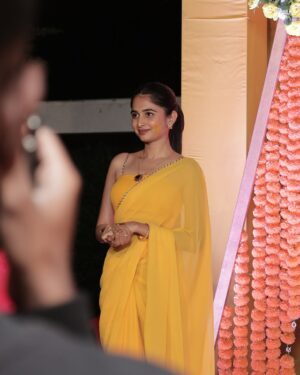 Srushti Ambavale Instagram - Aap iss tarah toh hosh udaya na kijiye
Yun ban sawar ke saamne aaya na kijiyeee💛🌙
Outfit : @designertanu_
Nails : @pune_nail_artist
Mehndi : @sairam_mehandi_art
#photography #instagood #instagram #explore #foryou #wedding #haldi