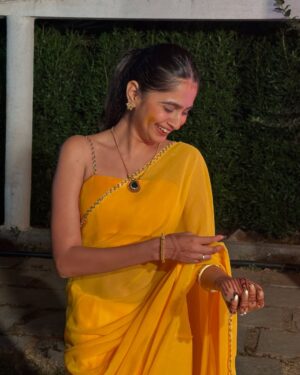 Srushti Ambavale Instagram - Aap iss tarah toh hosh udaya na kijiye
Yun ban sawar ke saamne aaya na kijiyeee💛🌙
Outfit : @designertanu_
Nails : @pune_nail_artist
Mehndi : @sairam_mehandi_art
#photography #instagood #instagram #explore #foryou #wedding #haldi