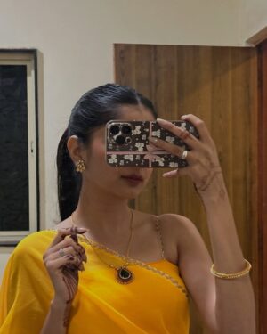 Srushti Ambavale Instagram - Aap iss tarah toh hosh udaya na kijiye
Yun ban sawar ke saamne aaya na kijiyeee💛🌙
Outfit : @designertanu_
Nails : @pune_nail_artist
Mehndi : @sairam_mehandi_art
#photography #instagood #instagram #explore #foryou #wedding #haldi