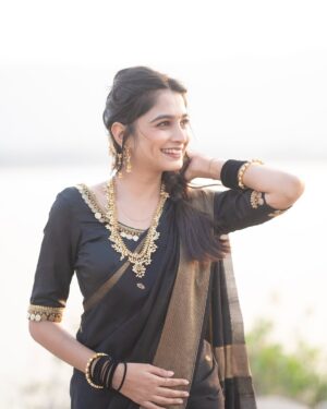 Srushti Ambavale Instagram - Embracing my roots in style 💎
Mua : @nikita_makeover25_
Clicks : @vm_photography_30
#srushtiambavale #photooftheday #photography #foryou #explore