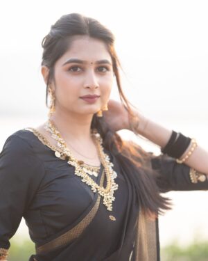 Srushti Ambavale Instagram - Embracing my roots in style 💎
Mua : @nikita_makeover25_
Clicks : @vm_photography_30
#srushtiambavale #photooftheday #photography #foryou #explore