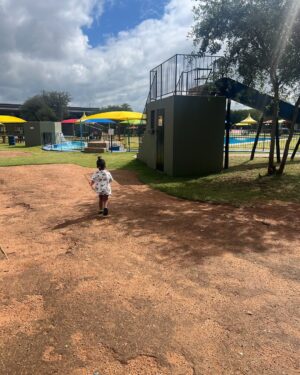 Stephanie Ndlovu Instagram - A little working weekend getaway with @linahmotala & the family ❤️

Last slide, she played this song & said it’s fitting for me because honestly guys, on these camps/hikes- I couldn’t be bothered to brush my hair or even taking a shower at times is asking a lot 🫣 But my dear Lee said I’m still cute (unbathed and unbothered)☺️