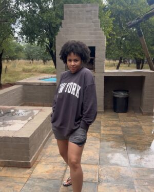 Stephanie Ndlovu Instagram - A little working weekend getaway with @linahmotala & the family ❤️
Last slide, she played this song & said it’s fitting for me because honestly guys, on these camps/hikes- I couldn’t be bothered to brush my hair or even taking a shower at times is asking a lot 🫣 But my dear Lee said I’m still cute (unbathed and unbothered)☺️
