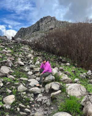 Stephanie Ndlovu Instagram - Chat GPT “Best hiking trails around my current location” ⛰️🥾
Just a few months ago, I’d probably be asking for the best restaurants, the popular touristy spots or best spa’s in the area. Ah- how things have changed😂
Loved my recent chat with @mpoomy_ledwaba on how hiking has helped me move forward and the life lessons it has taught me. Check it out on her YouTube channel.🌸
Side Note: Cape Town is 100% a hikers paradise (tempting 😏)