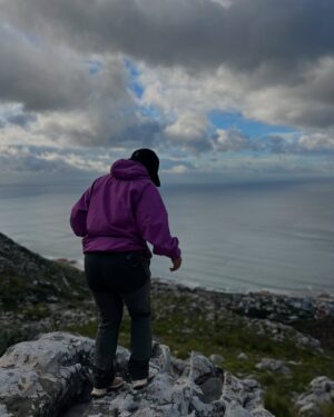 Stephanie Ndlovu Instagram - Chat GPT “Best hiking trails around my current location” ⛰️🥾
Just a few months ago, I’d probably be asking for the best restaurants, the popular touristy spots or best spa’s in the area. Ah- how things have changed😂
Loved my recent chat with @mpoomy_ledwaba on how hiking has helped me move forward and the life lessons it has taught me. Check it out on her YouTube channel.🌸
Side Note: Cape Town is 100% a hikers paradise (tempting 😏)