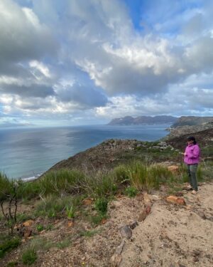 Stephanie Ndlovu Instagram - Chat GPT “Best hiking trails around my current location” ⛰️🥾

Just a few months ago, I’d probably be asking for the best restaurants, the popular touristy spots or best spa’s in the area. Ah- how things have changed😂

Loved my recent chat with @mpoomy_ledwaba on how hiking has helped me move forward and the life lessons it has taught me. Check it out on her YouTube channel.🌸

Side Note: Cape Town is 100% a hikers paradise (tempting 😏)