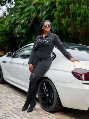 Stephanie Okereke Linus Instagram - Boss mode activated,own today and the rest will follow. Confidence is contagious, so catch it, and when it fits like a jumpsuit the world can’t help but stare. Enjoy your day 😉.
-...xoxo 💋💋❤️#SL
Photo @ernest_chuxx