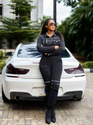 Stephanie Okereke Linus Instagram - Boss mode activated,own today and the rest will follow. Confidence is contagious, so catch it, and when it fits like a jumpsuit the world can’t help but stare. Enjoy your day 😉.
-...xoxo 💋💋❤️#SL
Photo @ernest_chuxx