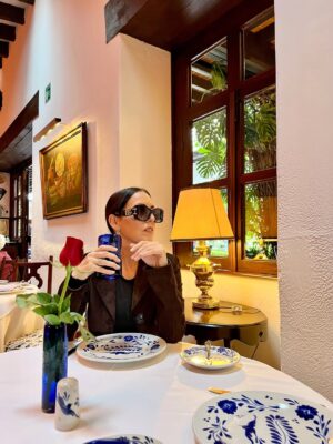 Stephanie Salas Instagram - Es un must de verano en cdmx visitar el emblemático restaurante #sanangelinn
“Una hacienda Colonial” que se inauguró en 1963, cuyo objetivo fué preservar la gastronomía Mexicana🇲🇽
Adoro este emblematico spot… principalmente por que conserva el recuerdo familiar de mi abuela doña #silviapinal ⭐️ con quien vivimos los mejores momentos disfrutando de las delicias de su Mexico querido✨
Hoy en día pensando en ella✨ me gusta sentarme a la mesa y descorchar un buen vino blanco… empezar con una excelente ensalada Hacienda 🥗 y como plato fuerte, Robalo al vino con alcachofas.
@salas_chef
#stephaniesalasphoto📷
#stephaniesalas
#mesonlouislatour
#mexico
#sanangel
#vinoblanco
#buenamesa
#gourmet
