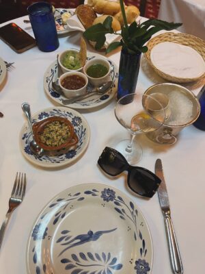 Stephanie Salas Instagram - Es un must de verano en cdmx visitar el emblemático restaurante #sanangelinn
“Una hacienda Colonial” que se inauguró en 1963, cuyo objetivo fué preservar la gastronomía Mexicana🇲🇽
Adoro este emblematico spot… principalmente por que conserva el recuerdo familiar de mi abuela doña #silviapinal ⭐️ con quien vivimos los mejores momentos disfrutando de las delicias de su Mexico querido✨
Hoy en día pensando en ella✨ me gusta sentarme a la mesa y descorchar un buen vino blanco… empezar con una excelente ensalada Hacienda 🥗 y como plato fuerte, Robalo al vino con alcachofas.
@salas_chef
#stephaniesalasphoto📷
#stephaniesalas
#mesonlouislatour
#mexico
#sanangel
#vinoblanco
#buenamesa
#gourmet