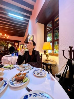 Stephanie Salas Instagram - Es un must de verano en cdmx visitar el emblemático restaurante #sanangelinn
“Una hacienda Colonial” que se inauguró en 1963, cuyo objetivo fué preservar la gastronomía Mexicana🇲🇽
Adoro este emblematico spot… principalmente por que conserva el recuerdo familiar de mi abuela doña #silviapinal ⭐️ con quien vivimos los mejores momentos disfrutando de las delicias de su Mexico querido✨
Hoy en día pensando en ella✨ me gusta sentarme a la mesa y descorchar un buen vino blanco… empezar con una excelente ensalada Hacienda 🥗 y como plato fuerte, Robalo al vino con alcachofas.
@salas_chef
#stephaniesalasphoto📷
#stephaniesalas
#mesonlouislatour
#mexico
#sanangel
#vinoblanco
#buenamesa
#gourmet